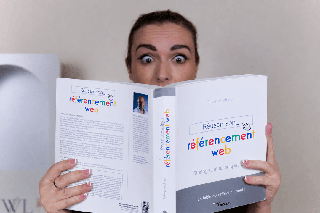 Jodie JWL Marketing avec le livre Réussir son référencement web